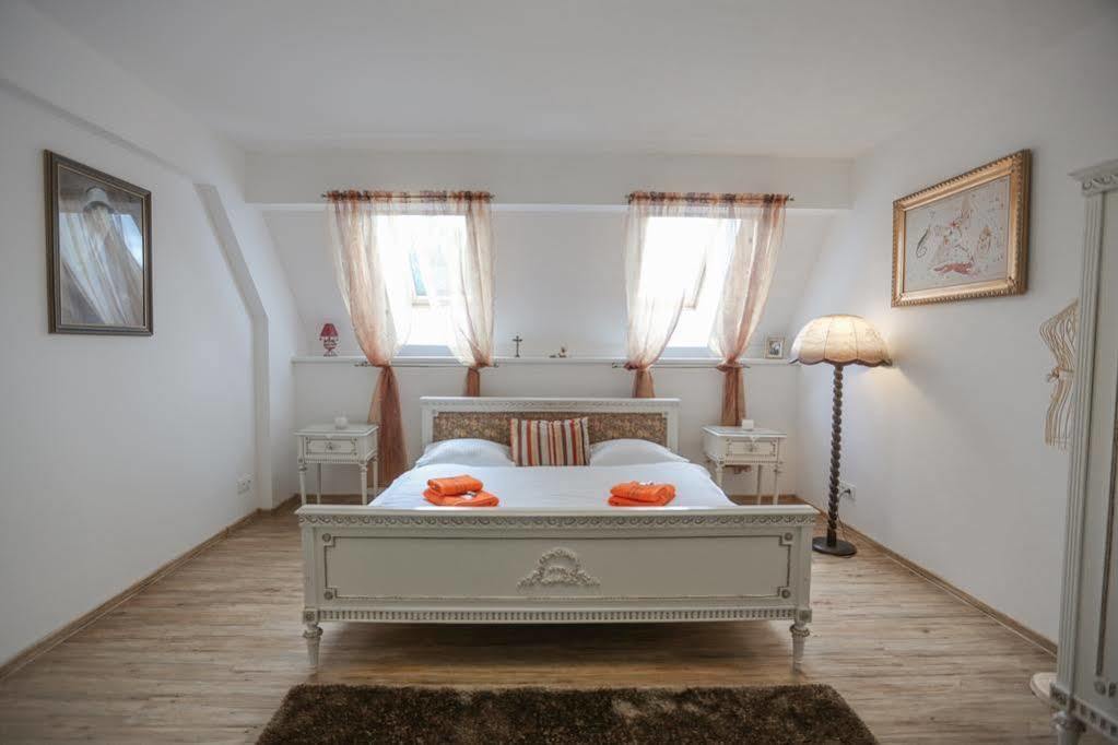 Royal Apartmany Dobris Exterior foto