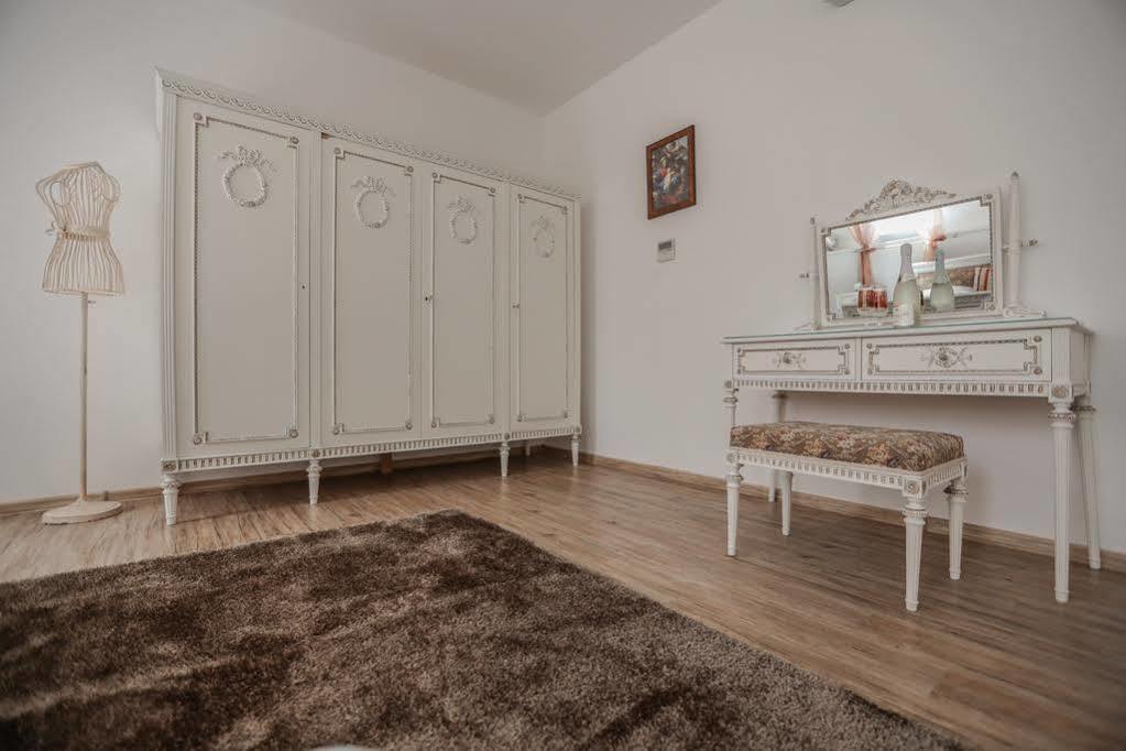 Royal Apartmany Dobris Exterior foto